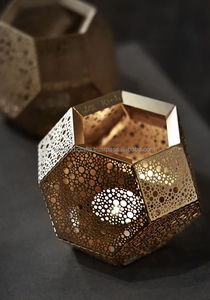 Lanterne porte-bougie votive ronde en métal doré pour la décoration de la maison et pour offrir en cadeau - Product Image 3