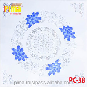 Plaques de plafond suspendu carrées en PVC 2x2 pour cuisine et salle de bain, surface stratifiée à grain de bois réaliste, approvisionnement direct usine en gros - Product Image 3