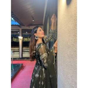 MEHANDI ENSEMBLE GÉORGETTE ANARKALI BRODÉ DE COULEUR UC-1165- - Product Image 2