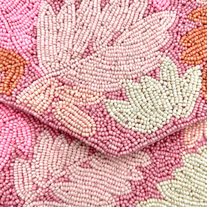 Bolso de mano con cuentas rosas de diseño único, bolso cruzado con cuentas florales de Whimsy Art Craft - Product Image 2