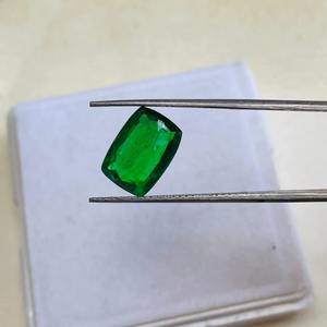 พลอยทซาโวไรต์ทรงคุชชั่น น้ำหนัก 4.26 กะรัต คุณภาพระดับ AAA พร้อมความเงางามระดับ AAA และสีเขียวสดใส ตัดและขัดเงาอย่างสมบูรณ์แบบ - Product Image 1
