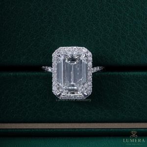 Bague de fiançailles de luxe en or blanc 18 carats avec diamant de laboratoire taille émeraude 6,06 carats, halo caché et pavé, bijoux personnalisés directement de l'usine - Product Image 2