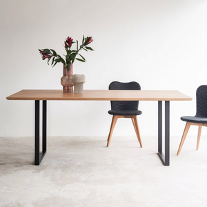 À vendre : Ensemble table et chaises en teck massif de haute qualité, au design élégant et moderne, idéal pour les bureaux ou les restaurants. - Product Image 1