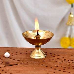 Diya classique en laiton doré avec des sculptures complexes en forme de pétales de lotus sur le bord festonné et la base, disponible à prix de gros. - Product Image 3