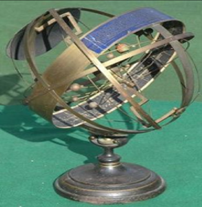 ลูกโลกทองเหลืองสไตล์เรอเนซองส์พร้อมทรงกลมสีเข้มตรงกลางและฐานขาตั้งแบบสามขา มีจำหน่ายในราคาขายส่ง - Product Image 2
