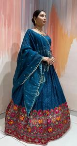 Conjunto de Ropa Étnica de Boda para Mujer, Chaniya Choli de Seda Bombay Premium con Bordado a Mano con Espejos Reales y Dupatta de Chinnon - Product Image 2