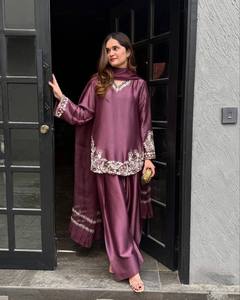 ชุดคุर्ติสีชมพูอ่อนและสีไวน์แดงสุดหรู พร้อมผ้าคลุมไหล่ – ชุดปักลายแบบมินิมอลสำหรับงานปาร์ตี้สไตล์ชาติพันธุ์สำหรับผู้หญิง - Product Image 2