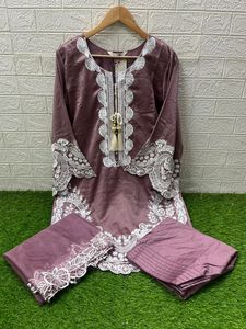 Juego Premium Shalwar Kameez con túnica bordada pesada, Gadhwal Farsi Salwar y Organza Dupatta bordada - Product Image 2