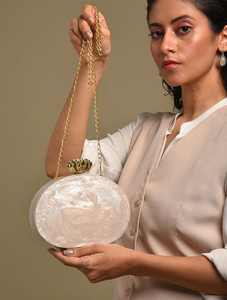 Pochette en résine écologique blanche faite à la main avec chaîne dorée pour mariage et Saint-Valentin - Product Image 6