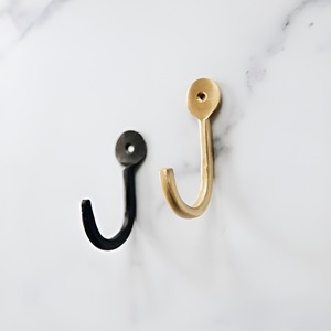 Gancho de pared metálico con acabado en dorado y negro, perfecto para soluciones de almacenamiento en el baño, la cocina o la puerta, organizador elegante para el hogar. - Product Image 1