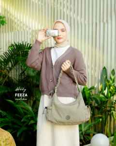 Sac à bandoulière moderne en tissu froissé de qualité supérieure avec fermeture éclair, sangle réglable et espace de rangement organisé - Product Image 2