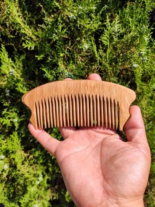 Peigne en bois finition lisse fait main, facile à transporter, pour coiffure et toilettage de barbe, personnalisable avec logo, vente en gros - Product Image 3