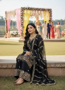 Salwar Kameez pakistaní bordado en negro y dorado con dupatta – Traje étnico de diseñador para mujer, ideal para bodas y fiestas. - Product Image 2