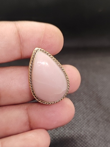 จี้ร่องทองเหลืองประดับโอปอลสีชมพูธรรมชาติ |   จี้พลอยฝังขอบแบบทำมือ |   ตะขอเกี่ยวสำหรับผู้หญิงสไตล์วินเทจที่ได้รับการรับรองจาก IGI - Product Image 2