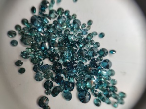 Diamants bleus naturels, taille brillant rond, 1-6 mm, traités thermiquement, qualité VVS-VS, provenant du Maharashtra, pour la fabrication de bijoux - Product Image 2