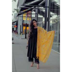 Conjunto de Traje de Gasa Negra Raven Disponible en Talla XS - Product Image 3