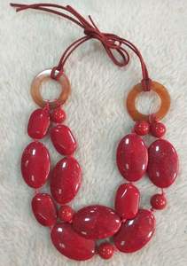 Collar de resina rosa con flecos y cuentas de madera, joyería de moda para mujer, accesorio de disfraz, collar llamativo hecho a mano - Product Image 2