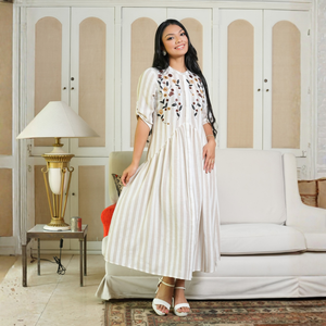 Elegante vestido midi blanco y beige para mujer - Product Image 3
