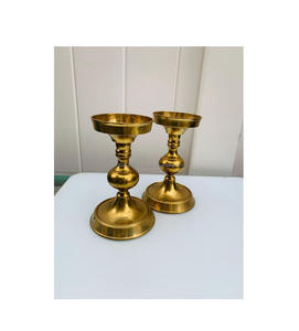 Portavelas de latón antiguo con curvas tradicionales y estructura alta ideal para interiores de casas étnicas y espacios espirituales - Product Image 2