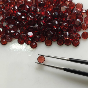 โกเมนสีแดงธรรมชาติ 4 มม. ทรงกลมเจียระไนแบบบริลเลียนท์ คุณภาพดีที่สุด พลอยเม็ดเดี่ยวสำหรับทำเครื่องประดับ - Product Image 4