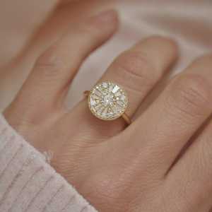 Anillo de Compromiso Art Deco Vintage Personalizado con Halo, Banda Moderna, Diamantes Redondos y Baguette Cultivados en Laboratorio, Oro Sólido de 14K, Venta al Por Mayor - Product Image 2