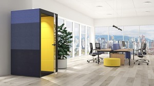 Cabine de bureau insonorisée Silent Room S avec murs en tissu de la collection STEP/STEP MELANGE et porte en verre - Product Image 1