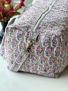 Sac de sport matelassé en coton fait main pour la gym et le yoga, léger, intérieur spacieux, design durable avec un élégant imprimé à blocs - Product Image 4