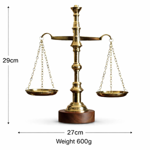 Balance décorative en laiton avec base en bois, symbole de la justice, pièce maîtresse, finition dorée polie pour bureau - Product Image 2