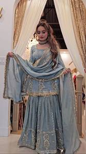 Ensemble de costume Sharara Palazzo 3 pièces en soie Chinon pour femme avec broderies riches, bordure fantaisie et dupatta de créateur - Product Image 3