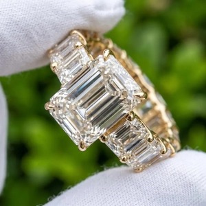 Bague de fiançailles en diamant de laboratoire taille émeraude, 2,5 carats, best-seller, bijoux de mariage, disponible au prix export. - Product Image 4