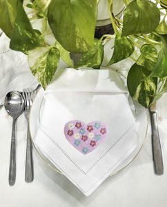 Serviettes de table en coton brodées personnalisées en gros, motif cœur rose, avec ourlet festonné, pour événements à domicile et mariages - Product Image 2