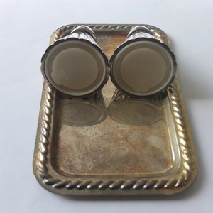 Juego de salero y pimentero de estilo atemporal con bandeja, vajilla premium para cocina, comedor y servicio de invitados, procedente de la India. - Product Image 3