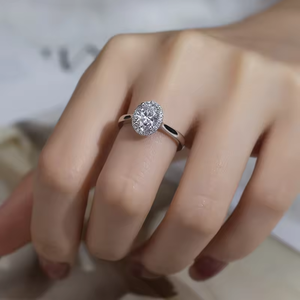 Anillo de Compromiso de Diamantes de Corte Oval Platino para Mujer con Halo de Diamantes Laterales, Estilo Clásico, Certificado IGI - Product Image 3