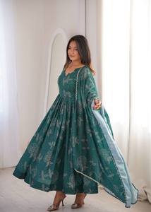 Robe longue pour femme TENNECY, à porter avec un maslin imprimé et une dentelle dorée, sans plis, idéale pour les occasions de mariage - Product Image 3