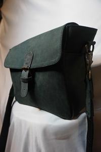 Sac bandoulière en tissu ciré vert foncé avec garniture en cuir véritable, fermeture à rabat et boucle, unisexe - Product Image 2