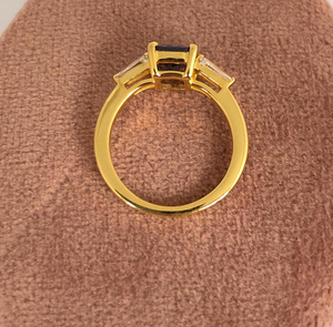 Bague de fiançailles en or jaune 10K massif avec saphir bleu taille radiant solitaire et baguettes latérales taille conique en zircon cubique – Cadeau idéal - Product Image 6
