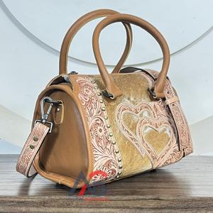 Sac bandoulière unisexe en cuir de vachette repoussé à la main, motif cœur, style boutique, idéal pour les week-ends – Nouveauté - Product Image 1