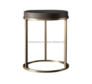 Des tabourets latéraux en métal faits à la main avec des plateaux en marbre sélectionnés à la main combinent un savoir-faire et un style raffinés pour un design intérieur chic - Product Image 4