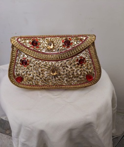 Sac à main bandoulière en métal plaqué or fait main de style indien pour femme, forme personnalisée, pierres Kundan F S International - Product Image 1