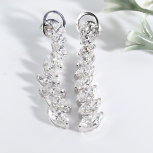 Pendientes de lujo con diamantes de corte marquesa en oro blanco, largos, lineales, en cascada, con diseño de hojas, para mujer. - Product Image 1