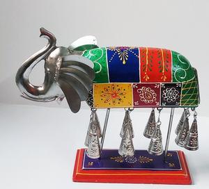 Clochettes d'éléphant en fer peintes à la main sur le thème de l'art indien moderne – Élégantes pour la maison et le bureau - Product Image 3