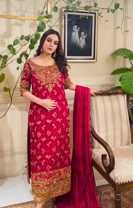 Vestido Anarkali Pakistaní Premium Plateado Metálico, Largo y Escultural, con Hombros Acolchados con Estructura Audaz y Detalles Intrincados - Product Image 6