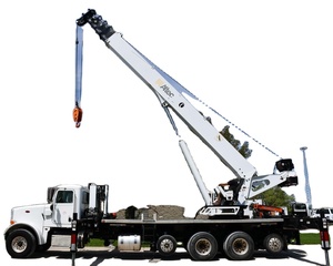 Grue de camion montée sur camion Peterbilt 365 de 2018, modèle AC45-127S, capacité de levage maximale de 90 000 lb. - Product Image 1