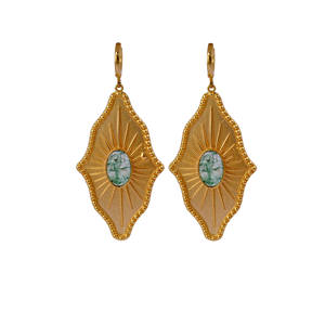 Pendientes de aro Aurelia Sunburst Mose Agate chapados en oro - Joyería con clip texturizado chapado en oro - Product Image 1