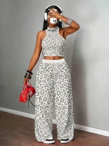 Ensemble deux pièces pour femme : Haut court à col montant imprimé animal et pantalon large taille haute à cordon de serrage - Product Image 2
