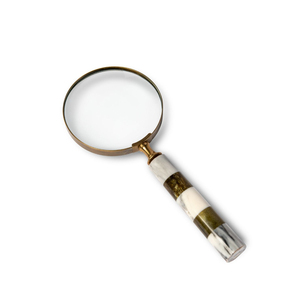 Loupe de lecture décorative de style antique avec poignée en résine à carreaux noirs et blancs et finition en laiton - Product Image 5