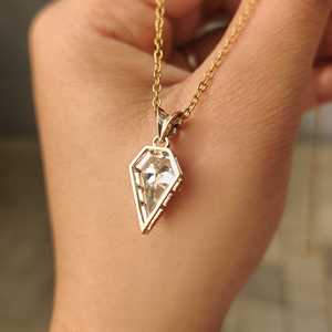 Collier pendentif solitaire en moissanite 1,5 carat à taille lance et serti clos, tendance, avec chaîne à maillons en argent sterling 925, bijoux unisexe pour femme - Product Image 5
