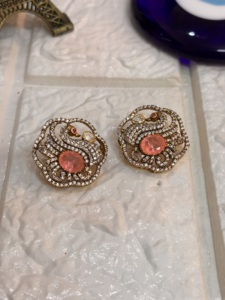 Boucles d'oreilles en argent plaqué or de luxe pour femmes, faites à la main, avec un design paon - Product Image 1