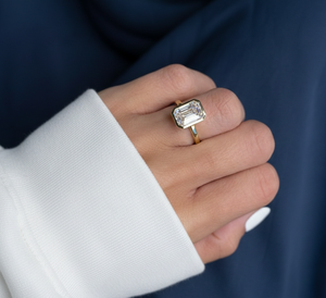 Anillo de diamantes de 3 quilates, diamante certificado por IGI, anillo de compromiso con diamante cultivado en laboratorio, corte esmeralda, VVS2, F, oro amarillo, personalizado - Product Image 2