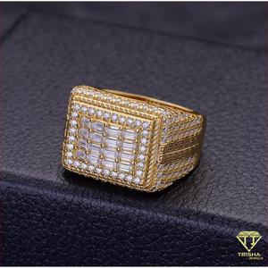 Bague large de luxe en argent 925 avec diamant de laboratoire et motif géométrique texturé pour les acheteurs de bijoux en gros - Product Image 3